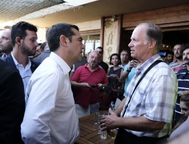 «Το ''δικός μας είναι αυτός'' δεν ειπώθηκε ποτέ» υποστηρίζει η γυναίκα που καθόταν δίπλα στο Α.Τσίπρα (βίντεο)